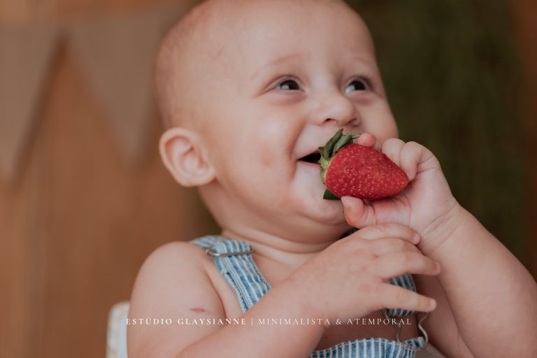 Ravi e a Descoberta Mágica dos Morangos: Um Ensaio de Introdução Alimentar Cheio de Amor!